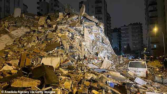 Ein Blick auf das zerstörte Gebäude, nachdem Erdbeben die Provinzen von Turkiye erschüttert haben