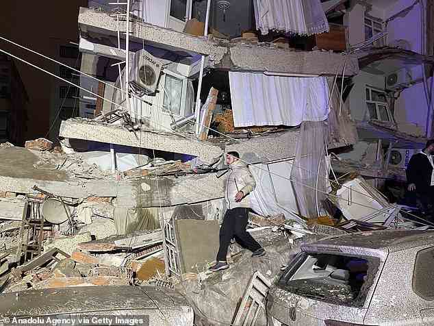 Ein Blick auf das zerstörte Gebäude nach einem Erdbeben der Stärke 7,8 erschüttert die Region