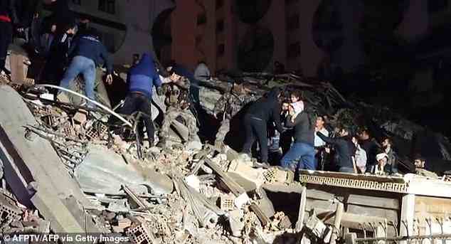 Die Menschen versuchen, die nach dem Erdbeben unter Trümmern zerquetschten Menschen zu retten