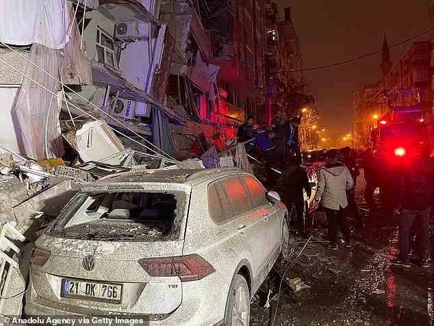 Fahrzeuge werden zertrümmert, wenn Gebäude während des Erdbebens einstürzen