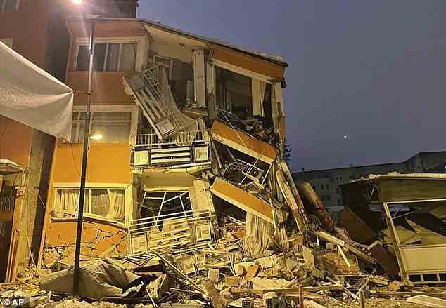 Ein eingestürztes Gebäude ist nach einem Erdbeben in Pazarcik in der Provinz Kahramanmaras im Süden der Türkei zu sehen