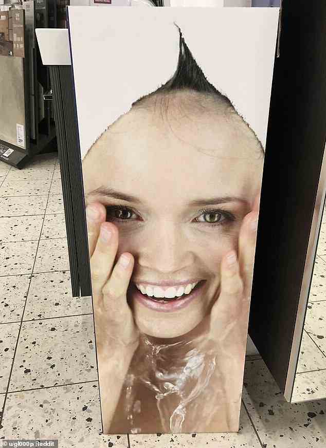 Diese Werbung ist zu eng geschnitten, wodurch es schwer zu erkennen ist, dass das Model tatsächlich ein Handtuch auf dem Kopf trägt und keine Glatze mit einem kleinen hervorstehenden Haarbüschel hat