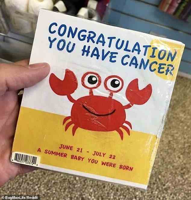 Unter den amüsanten Bildern befindet sich eine Grußkarte in den USA, auf der „Herzlichen Glückwunsch, Sie haben Krebs“ zu lesen ist, die sich aber auf das Sternzeichen beziehen soll