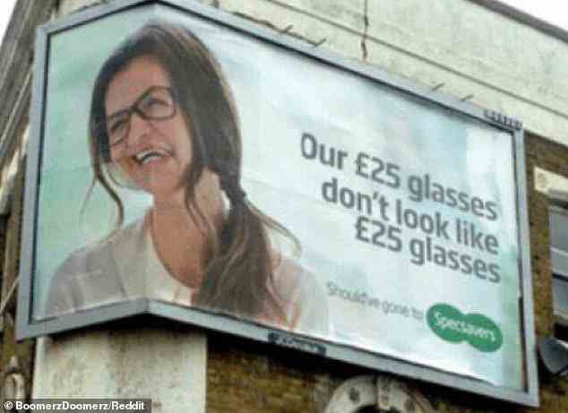 Diese Werbetafel in Großbritannien wurde bizarrerweise an einer Ecke eines Gebäudes platziert, was bedeutet, dass alle Anzeigen verzerrt aussehen werden
