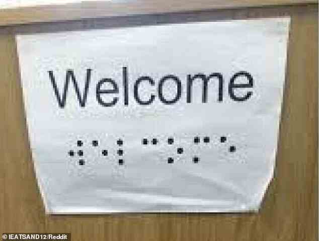 Dieses Büro entschied sich bizarrerweise dazu, eine Willkommensnachricht in Brailleschrift für blinde Menschen zu DRUCKEN – was offensichtlich sinnlos ist