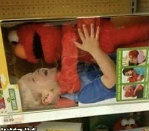 Dieses Elmo-Spielzeug aus der Sesamstraße sieht aus, als wären seine Arme in dieser ungewöhnlichen Werbung um den Hals dieses Kindes geschlungen