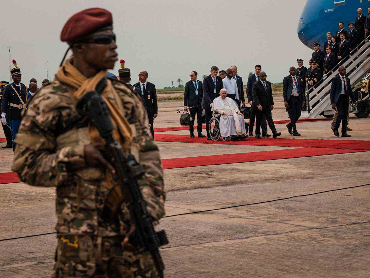 Papst Franziskus steigt in Kinshasa aus seinem Flugzeug aus