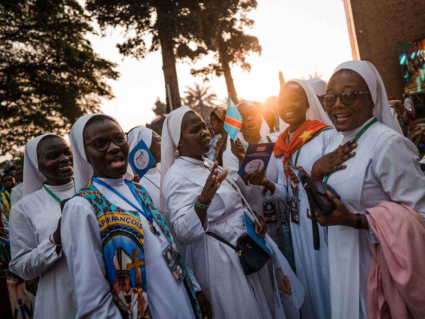 Religiöse Gemeinschaften singen und feiern nach einem Gebetstreffen von Papst Franziskus in der Kathedrale Notre Dame in Kinshasa