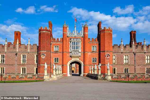 Sie werden eine faszinierende Führung durch den Hampton Court Palace (oben) genießen, der für immer mit Heinrich VIII. und dem Tudor-Hof verbunden ist