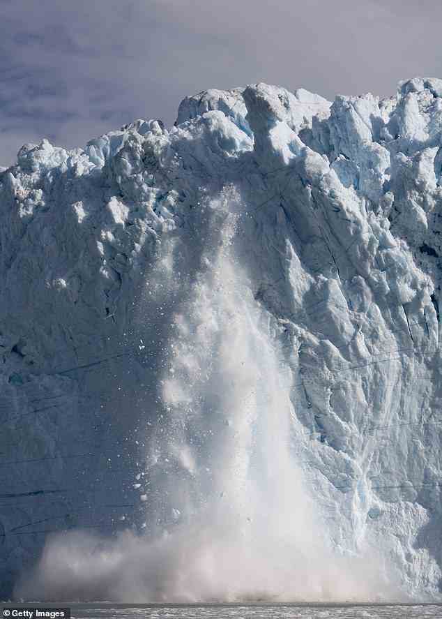 Eisberge kalben in Grönland.  Dies ist das Abbrechen von Eisbrocken vom Rand eines Gletschers