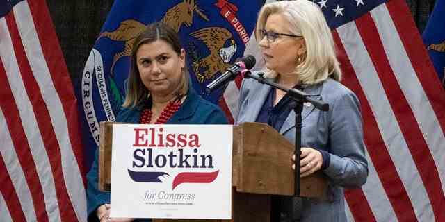 Dann-Rep.  Liz Cheney (R-WY), rechts, setzt sich bei einer Kundgebung am 1. November 2022 in East Lansing, Michigan, für die demokratische Abgeordnete Elissa Slotkin (D-MI) ein.