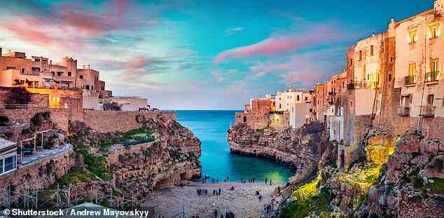 Italien führte auch die Liste der begehrtesten Reiseziele in diesem Sommer an.  Im Bild: Polignano a Mare in Italien
