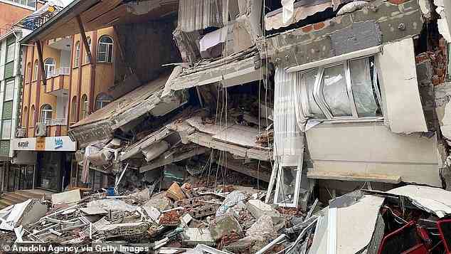 Tausende Menschen starben bekanntlich nach zwei schweren Erdbeben und Dutzenden von Nachbeben, die am Montag in der Türkei Gebäude zum Einsturz brachten