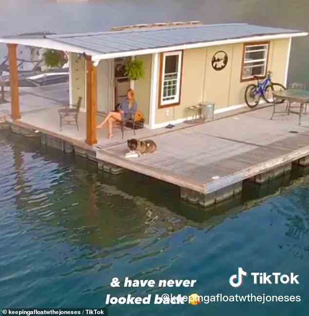 In einer Reihe von viralen Videos enthüllten die beiden, dass sie, anstatt in einem typischen Haus zu leben, beschlossen, einen isolierten Lebensstil anzunehmen, indem sie ihre Tage auf einer schwimmenden Hütte verbringen