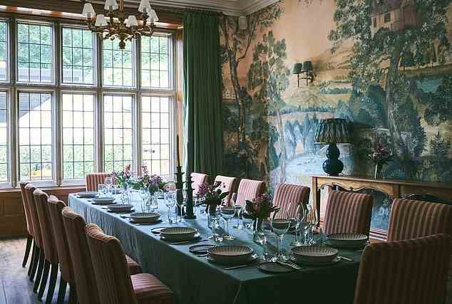 Der private Speisesaal ist mit der „großartigen“ Wandtapete Melissa White ausgestattet, die den Peak District zeigt