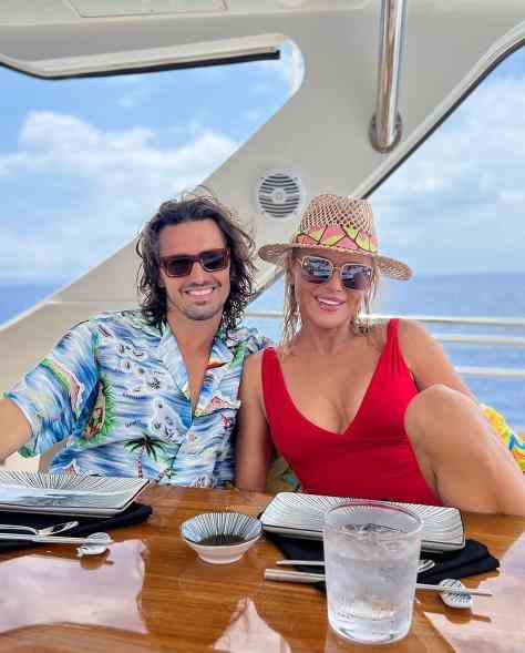 Asher Monroe und Diana Jenkins posieren auf einer Yacht