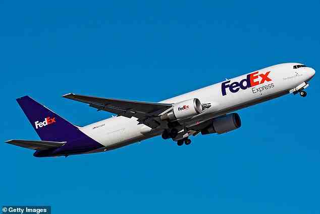 Experten haben den Piloten des FedEx-Fluges für sein schnelles Denken gelobt, nachdem das Frachtflugzeug seine Landung abgebrochen hatte, um dem Southwest-Flugzeug auszuweichen, das sich auf den Start vorbereitete (Stockfoto)