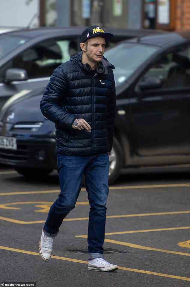 Unterwegs: Der ehemalige Videoproduktionsassistent, 40, paffte am vergangenen Montag bei einem Ausflug in Leeds an einer Zigarette, während er eine marineblaue Daunenjacke und Jeans trug