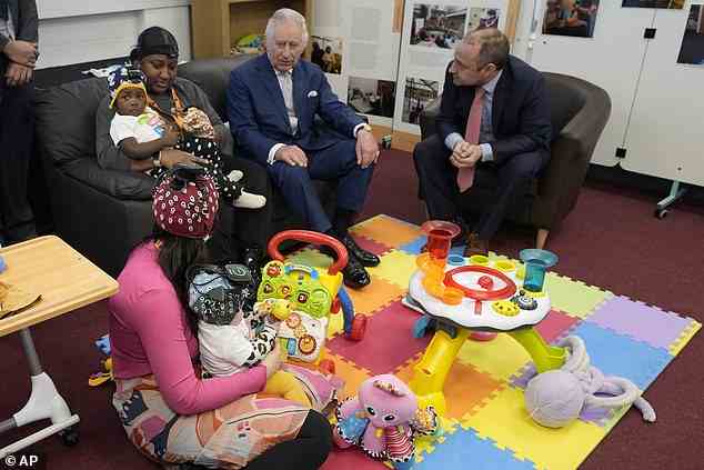 Der Monarch sprach dann mit Teilnehmern des Baby Development Lab auf dem Gelände der University of East London