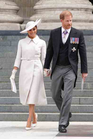 Prinz Harry und Meghan Markle halten Händchen.