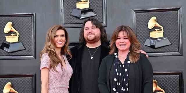 Andraia Allsop, Wolfgang Van Halen und Valerie Bertinelli nehmen 2022 an den 64. jährlichen Grammy Awards teil.