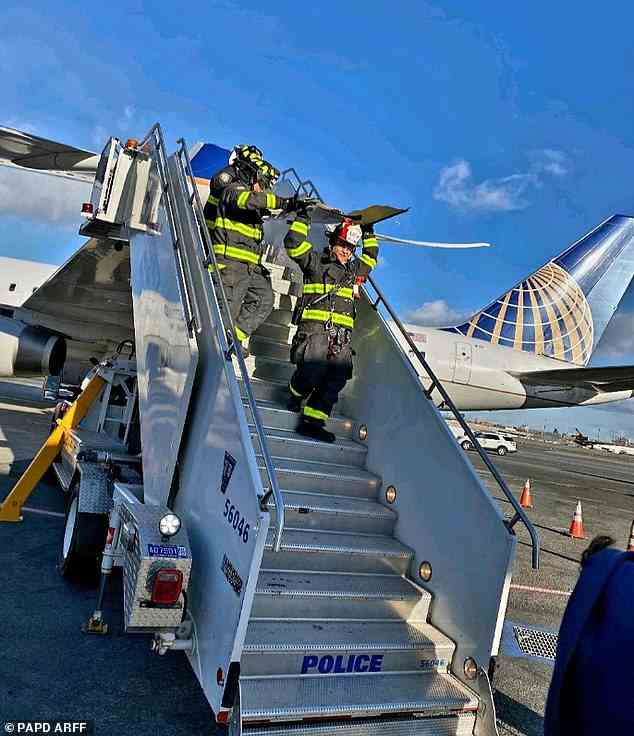 Feuerwehrleute, die auf den Vorfall reagierten, trugen die gebrochene Flügelspitze weg