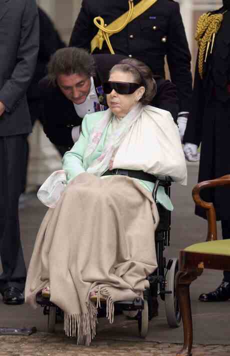 Margaret im Rollstuhl mit Brille