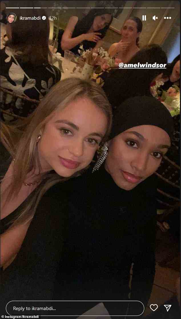 Amelia sah entspannt aus in einem süßen Selfie, das sie und der in Schweden geborene Ikram beim Abendessen im Restaurant machten
