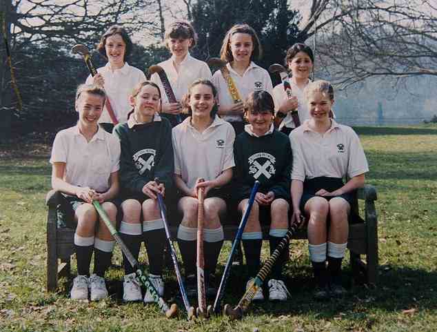 Kate Middleton (Mitte) mit ihrer Hockeymannschaft während ihrer Zeit an der Schule von 1986 bis 1995