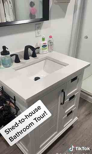 Zu den weiteren Luxusartikeln in seinem Badezimmer gehören ein Waschtisch mit Granitplatte und ein Porzellanwaschbecken