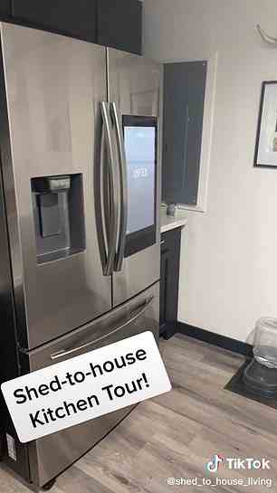 Die Küche verfügt über eine Auswahl an High-End-Geräten, darunter diesen großen Kühlschrank