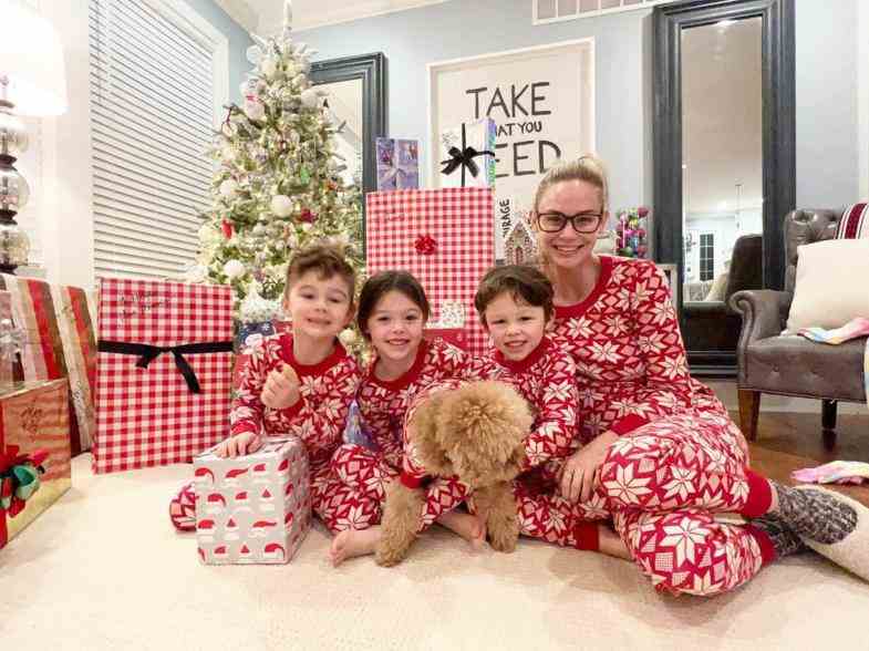 Meghan King posiert mit ihren drei Kindern für ein Foto