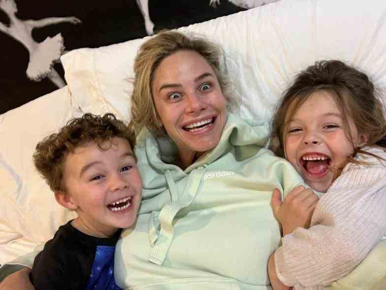 Meghan King posiert mit ihren drei Kindern für ein Foto
