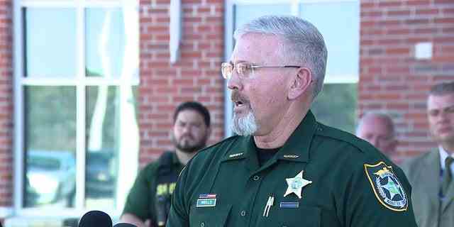 Der Sheriff von Manatee County, Rick Wells, teilte das Engagement der Behörden, die Verantwortlichen für die wiederholten Bombendrohungen und verstörenden TikTok-Videos aufzuspüren.