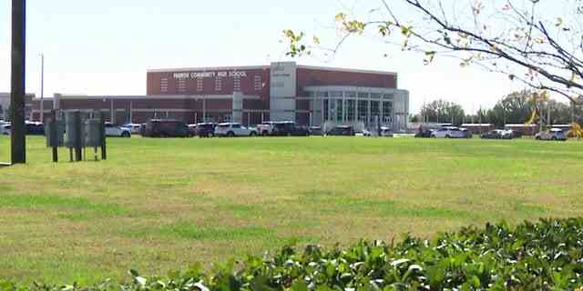 Die Parrish Community High School, wo zwei Schüler festgenommen wurden, nachdem sie Videos auf TikTok gepostet hatten, in denen mit einer Massenerschießung gedroht wurde.