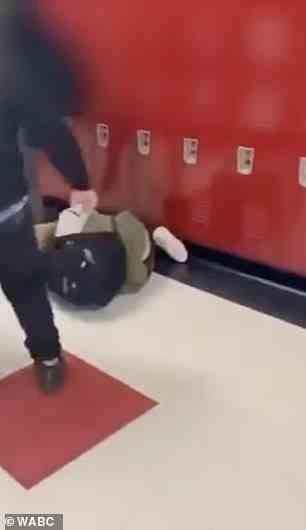 Der 20-Sekunden-Clip zeigt mehrere Schüler, die die Teenagerin angreifen und sie mit einer Wasserflasche schlagen – während sie mit ihrem Freund spazieren geht