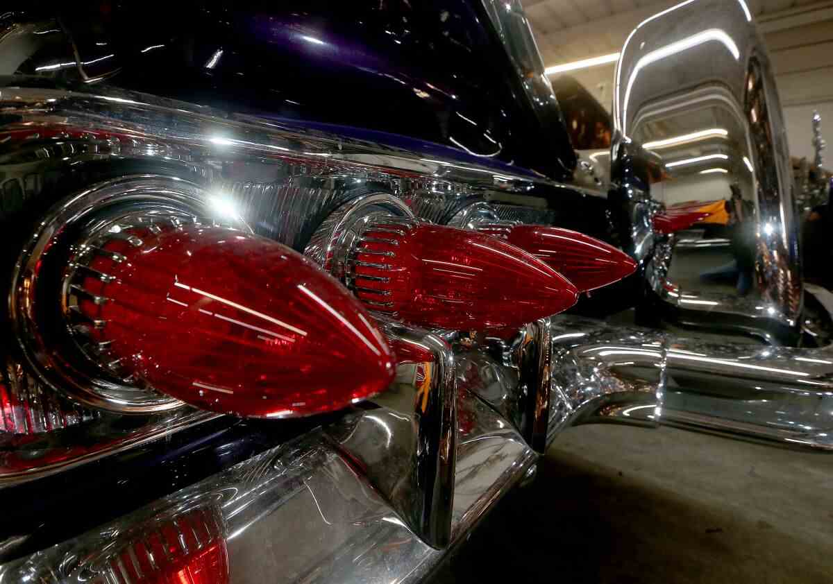 Die Rücklichter, die hintere Stoßstange und die Reserveradabdeckung eines maßgefertigten Chevrolet Impala