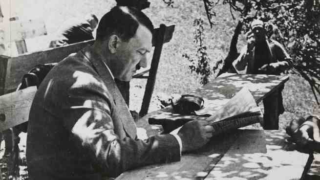 Hitler liest ein Buch