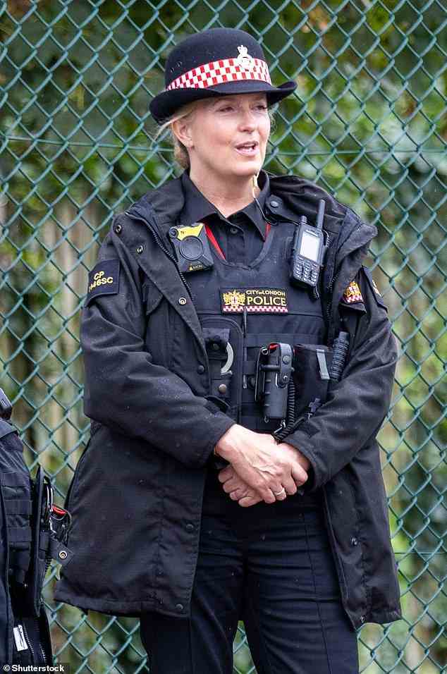 Uniformiert: Penny schloss ihre Ausbildung für die Polizei der City of London im April 2021 ab und war letztes Jahr für das Staatsbegräbnis der Königin im September im Einsatz (Bild im September)