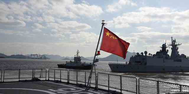 Eine chinesische Marineflotte startet am 20. Dezember 2022 von einem Militärhafen in Zhoushan in der ostchinesischen Provinz Zhejiang zu einer bevorstehenden gemeinsamen Marineübung zwischen China und Russland. 