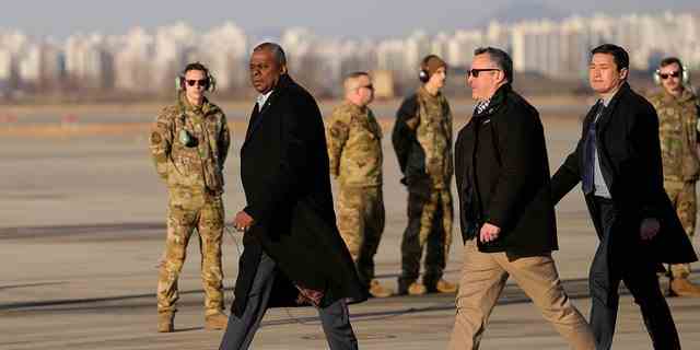 US-Verteidigungsminister Lloyd Austin trifft am 30. Januar 2023 auf der Osan Air Base in Pyeongtaek, Südkorea ein. 