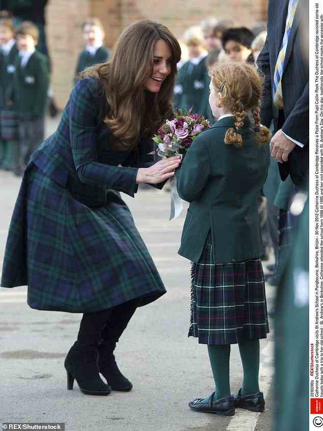 Die Prinzessin von Wales besuchte ihre frühere Schule im November 2012 erneut, als sie voller Verehrung von ihrer Zeit als Schülerin sprach (im Bild während des Besuchs).
