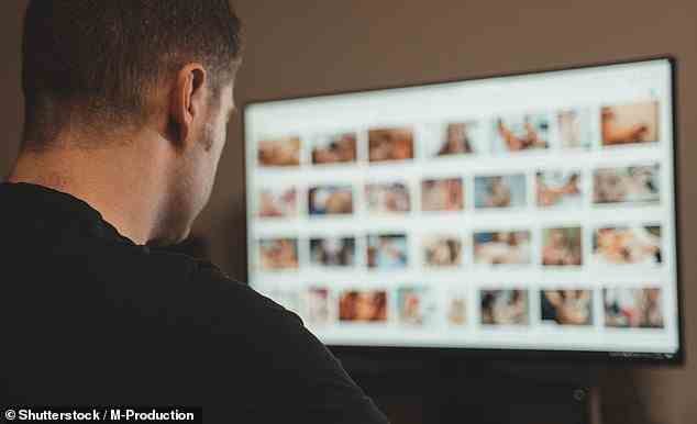 Mann sieht sich online Pornovideos an, wie oben abgebildet.  Die Forscher erklärten, dass das Erscheinungsbild der weiblichen Genitalien von den sozialen Medien und der Unterhaltungsindustrie beeinflusst wurde, wobei viele sich Pornos ansehen, um mehr über das „normale Erscheinungsbild der Genitalien“ zu erfahren.  Nachdem sie 25 Pornovideos online studiert hatten, stellten sie fest, dass die Haarentfernungsgewohnheiten von Pornos beeinflusst wurden