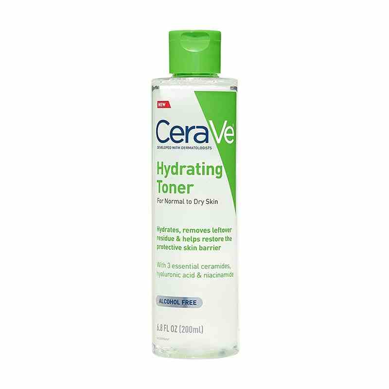 Eine durchsichtige Flasche mit grünem Text des CeraVe Alcohol Free Hydrating Face Toner auf weißem Hintergrund
