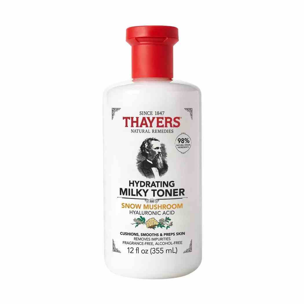 Thayers Milky Hydrating Face Toner mit Schneepilz und Hyaluronsäure, weiße Flasche mit rotem Deckel auf weißem Hintergrund