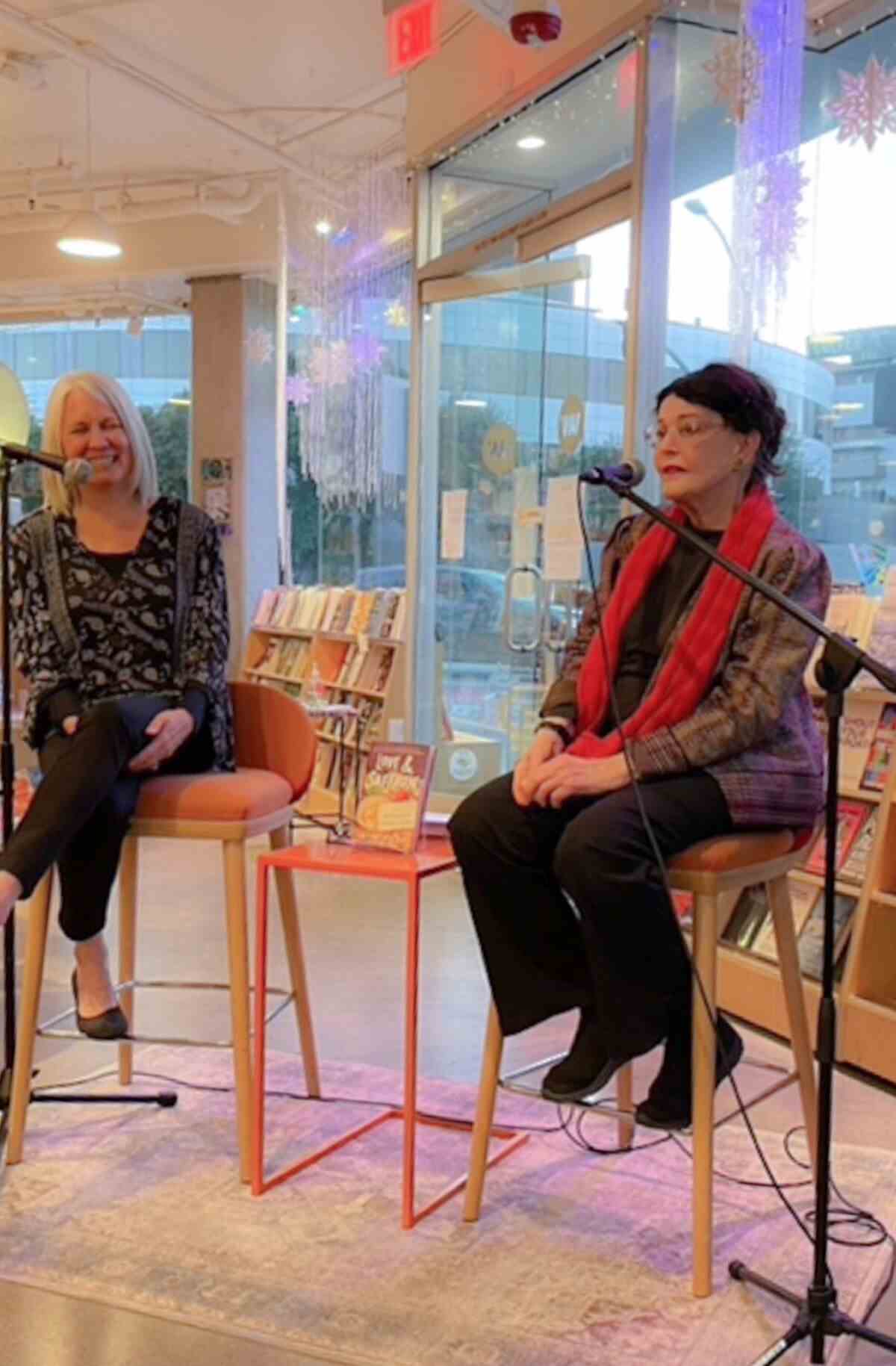 Barbara Hansen, rechts, mit der Autorin Kim Fay im Dezember 2022 bei Village Well Books & Coffee in Culver City. 