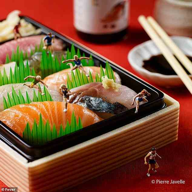 Eine japanische Bento-Box, die jugendliche Männer in Sportkleidung zeigt, die über den rohen Fisch rennen
