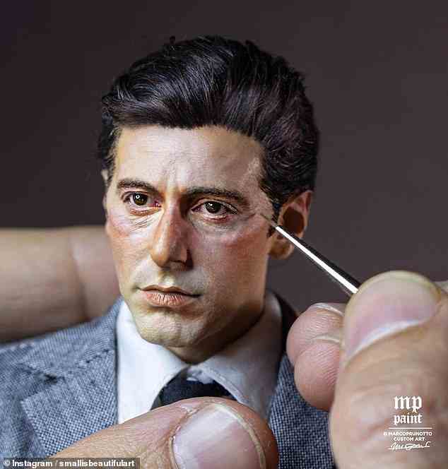 Der legendäre Schauspieler Al Pacino ist in Miniatur zu sehen, während der Designer seinem Gesicht den letzten Schliff gibt