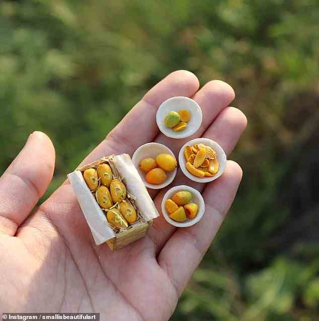 Eine Auswahl an winzigen tropischen Früchten – Mangos, Zitronen und Papaya – in einer Schale und Geschenkbox