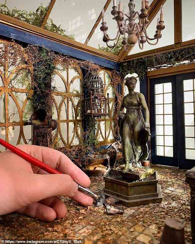 Eine wunderschöne griechische Statue ist als eines der erstaunlichen Miniaturkunstwerke der „Small is Beautiful, Miniature Exhibition“ ausgestellt.